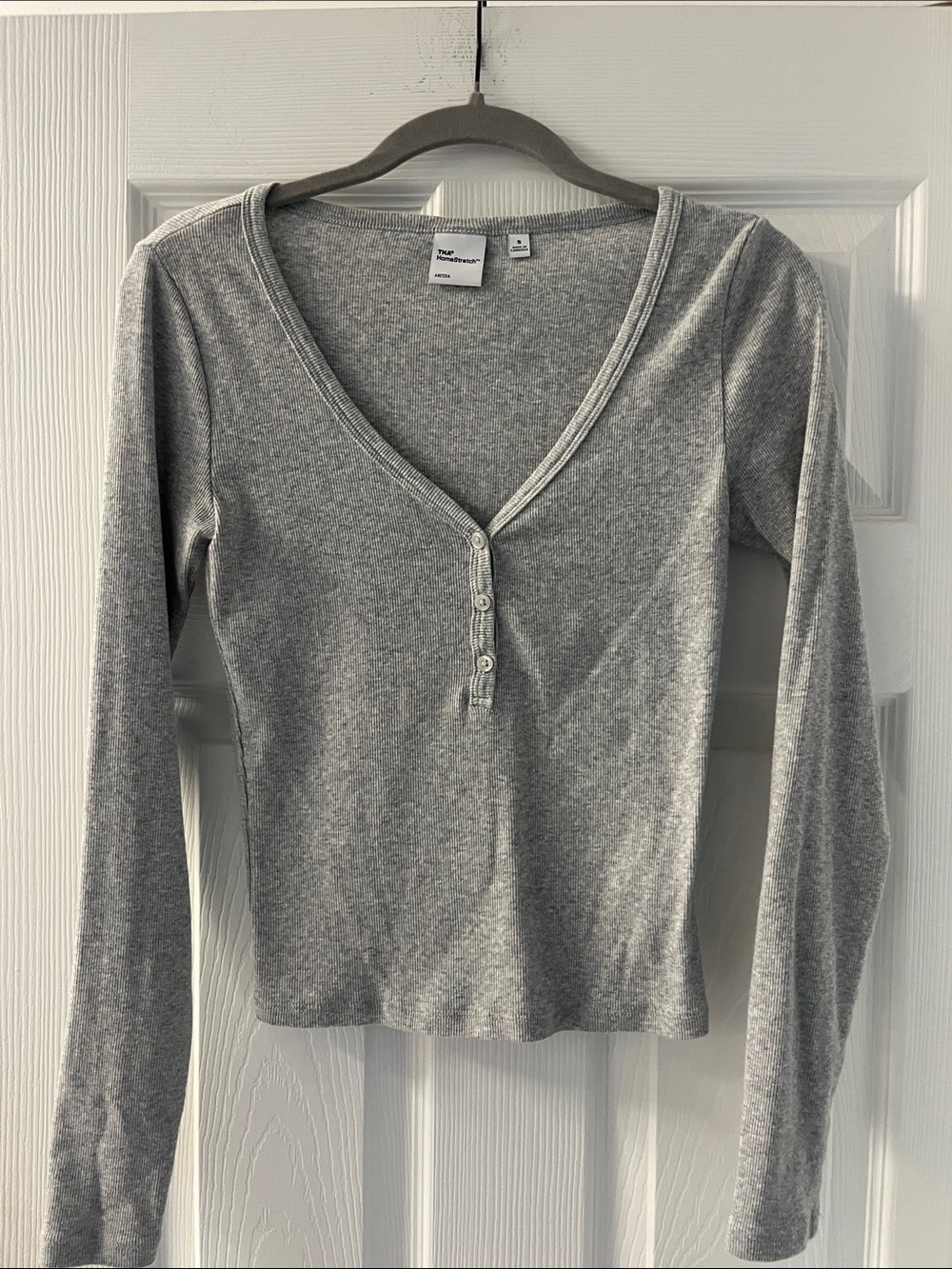 Artizia Women's Gray Long-Sleeve Henley Top - 3-Button V-Neck